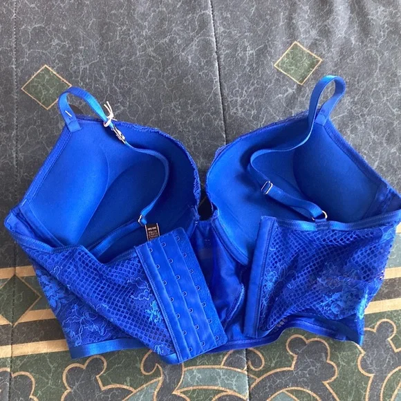 Victoria’s Secret Bombshell Lingerie - Picture 2 of 4